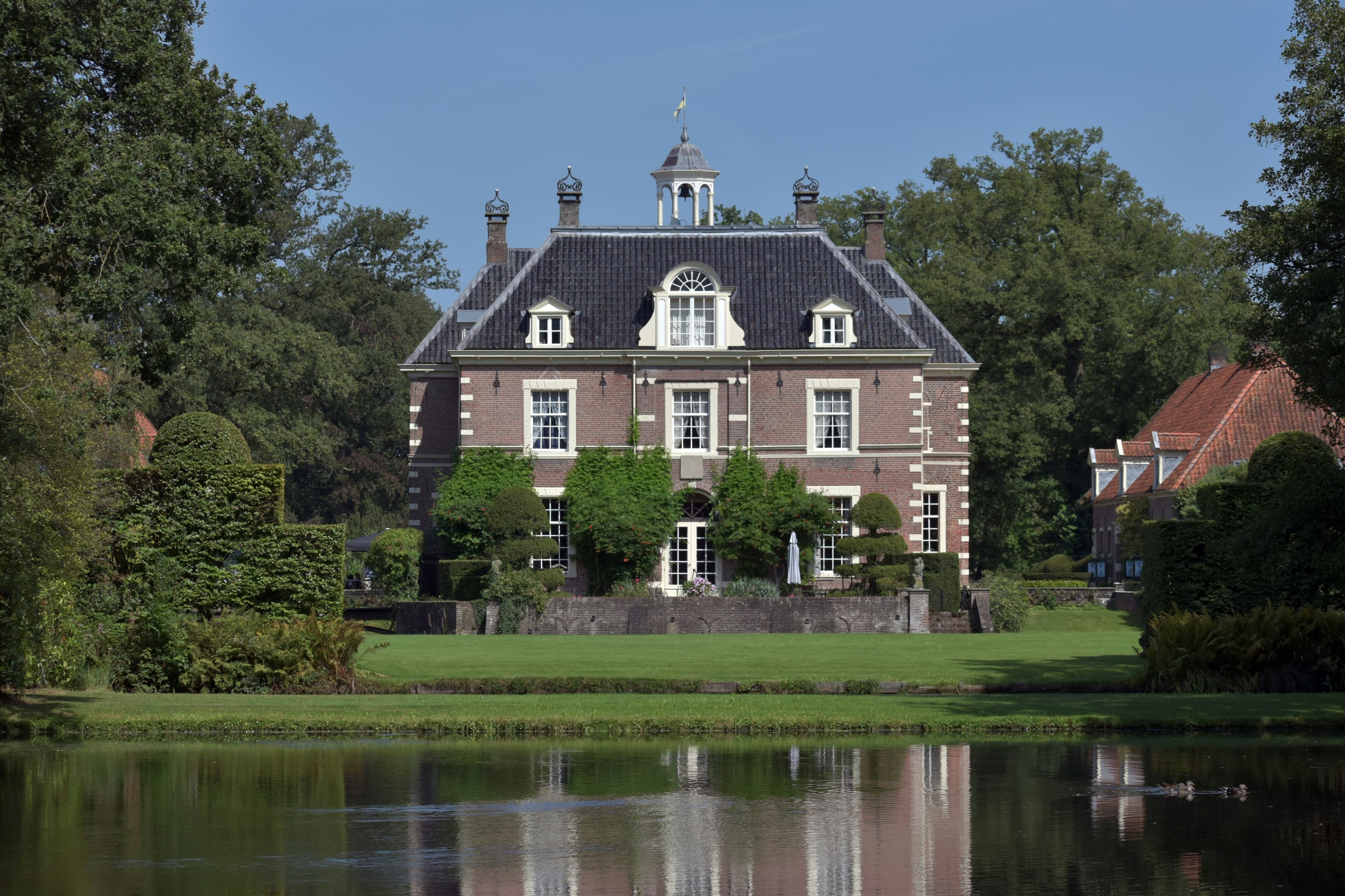 Klassieke Nederlandse woning met rode dakpannen